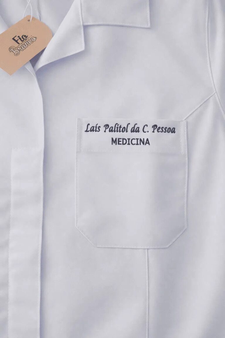 Bolso de jaleco branco com nome e profissão bordados, ao lado da etiqueta Fio Branco